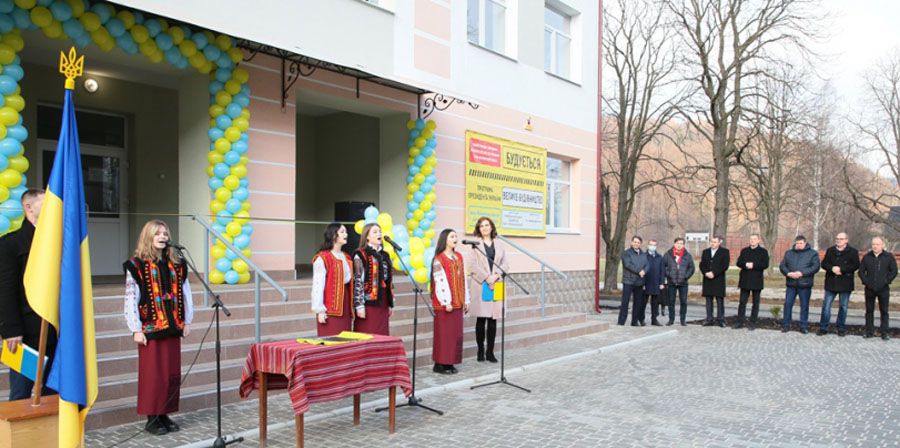Прикарпаття: Не доведеться тулитися в пристосованих приміщеннях